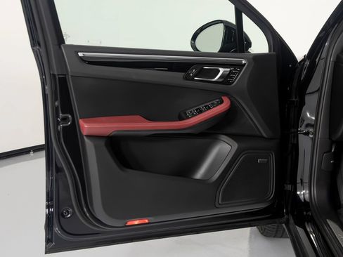 Certified 2023 Porsche Macan S AWD/4WD image 19