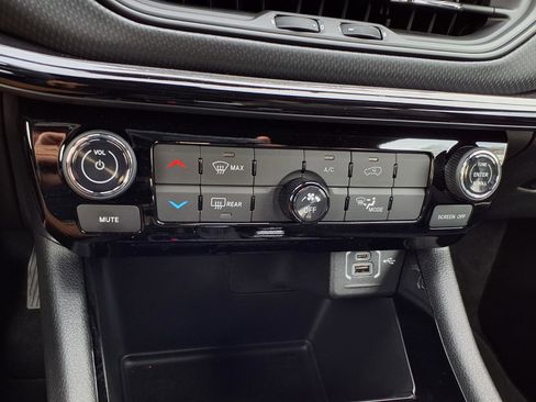 Used 2026 Jeep Compass Latitude image 19