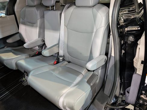 Used 2021 Toyota Sienna XLE w/ XLE Plus Package FWD image 20