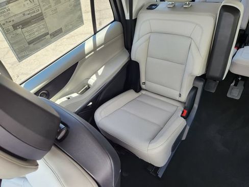 New 2026 Lincoln Navigator Premiere AWD/4WD image 13