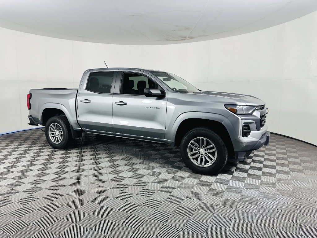 Used 2024 Chevrolet Colorado LT RWD image 2