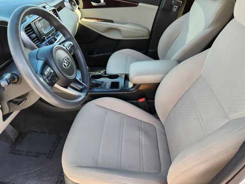 Used 2017 Kia Sorento LX image 12