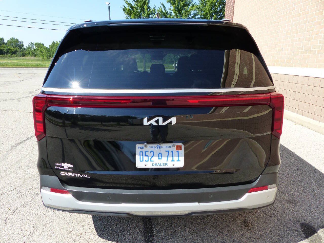 Used 2025 Kia Carnival EX FWD image 8