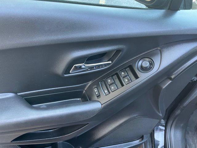 Used 2020 Chevrolet Trax LT w/ Driver Confidence Package FWD image 18