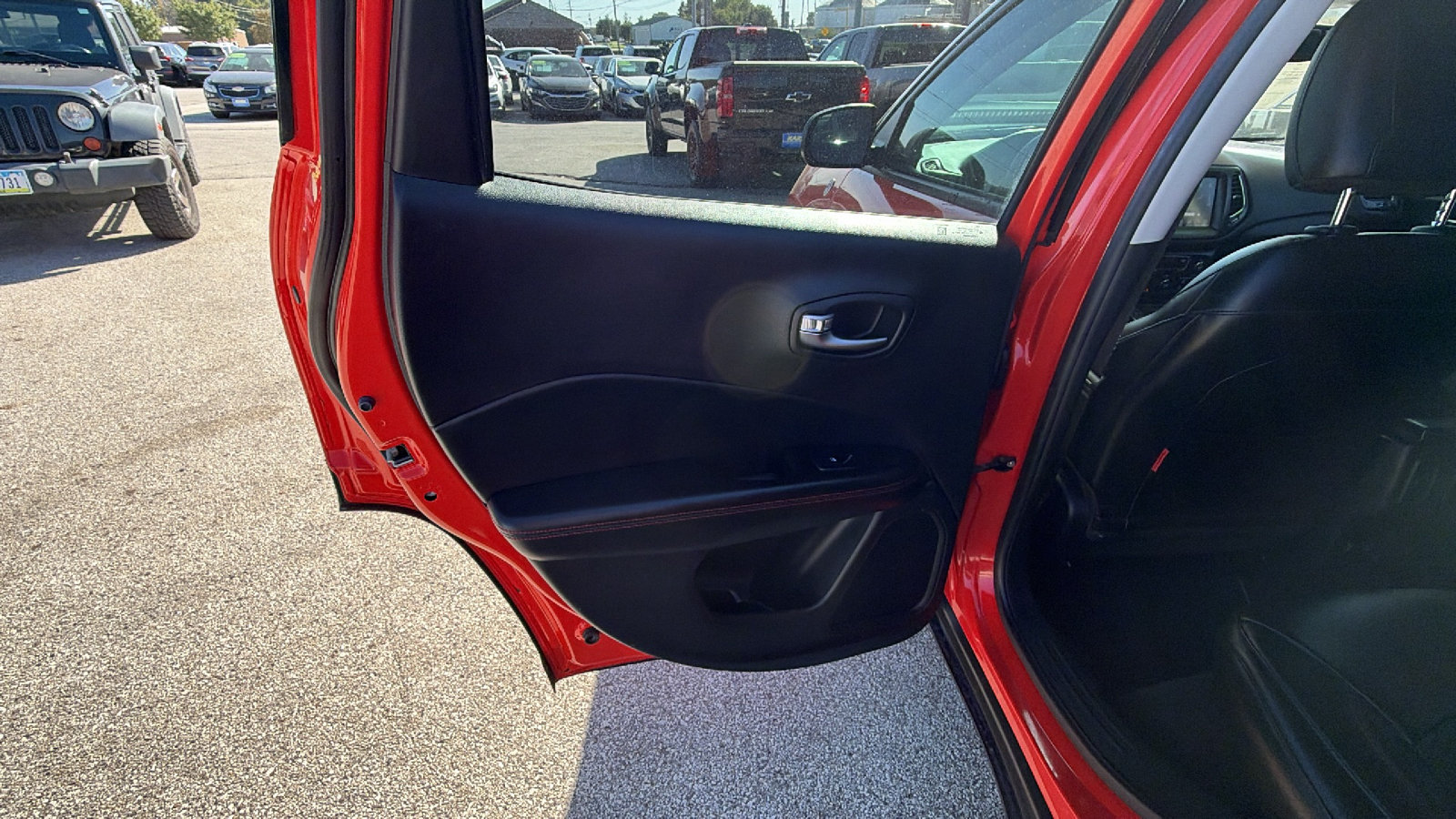 Used 2018 Jeep Compass Trailhawk w/ Cold Weather Group AWD/4WD image 16