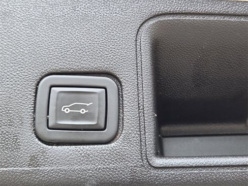 Used 2024 GMC Terrain SLT image 29