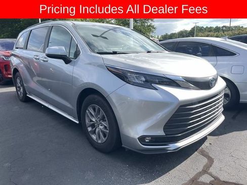 Used 2025 Toyota Sienna XLE FWD image 12