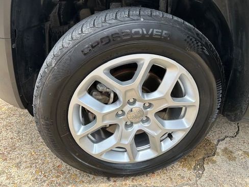 Used 2018 Jeep Renegade Latitude w/ Cold Weather Group image 32