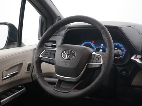 Used 2025 Toyota Sienna Limited image 15
