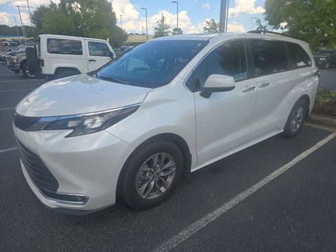 Used 2024 Toyota Sienna XLE w/ XLE Plus Package FWD image 2