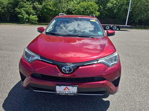 Used 2018 Toyota RAV4 LE AWD/4WD image 2