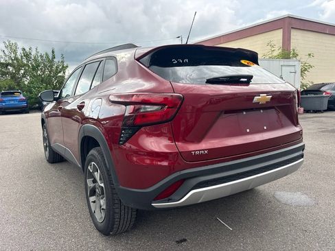 Used 2025 Chevrolet Trax LT FWD image 5