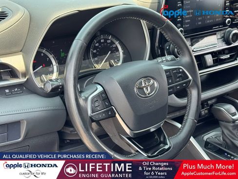 Used 2021 Toyota Highlander XLE AWD/4WD image 10