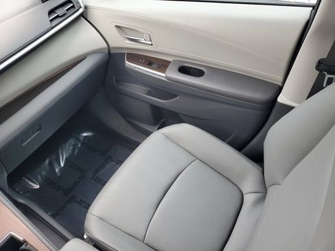 Used 2024 Toyota Sienna XLE image 9