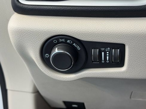 Used 2023 Chrysler Voyager LX FWD image 21