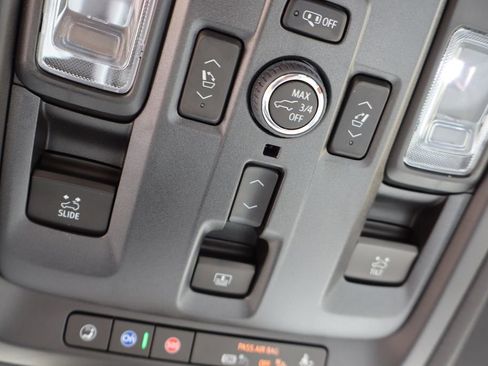 New 2025 Chevrolet Suburban Premier image 28