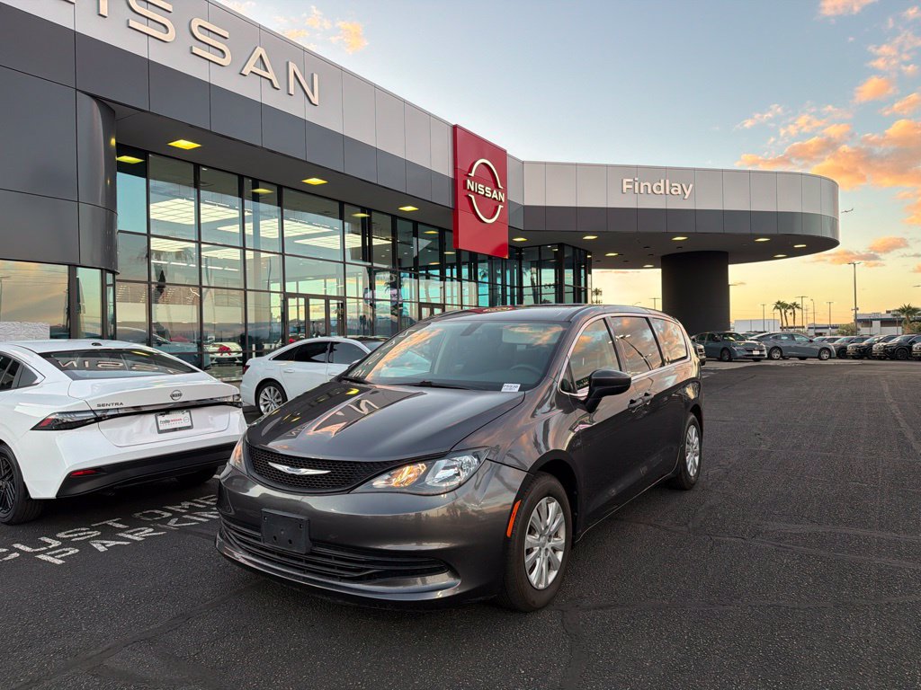 Used 2018 Chrysler Pacifica L FWD image 1