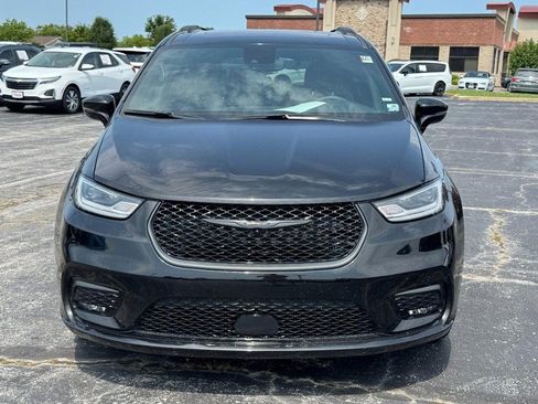 Used 2025 Chrysler Pacifica Limited FWD image 9