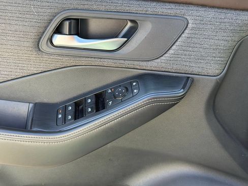 Used 2023 Nissan Rogue SV FWD image 12