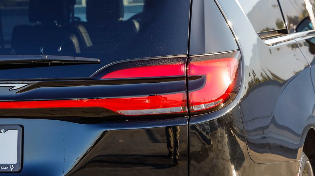 New 2027 Chrysler Pacifica Select FWD image 10