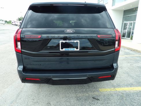 Used 2025 Ford Expedition Platinum w/ Stealth Performance Package AWD/4WD image 8