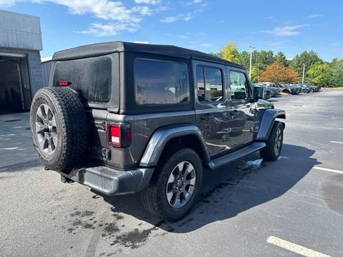 Used 2018 Jeep Wrangler Unlimited Sahara AWD/4WD image 5