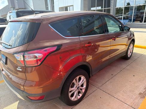 Used 2017 Ford Escape SE FWD image 3
