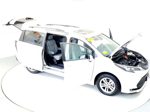 Certified 2024 Toyota Sienna XLE w/ XLE Plus Package image 24