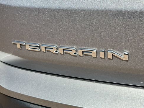 Used 2024 GMC Terrain SLE w/ Driver Convenience Package FWD image 10