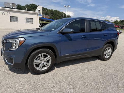 Used 2024 GMC Terrain SLE FWD image 3