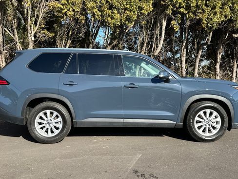 Used 2025 Toyota Grand Highlander AWD image 3