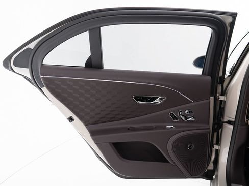 Used 2025 Bentley Flying Spur Plug-In Hybrid AWD/4WD image 21