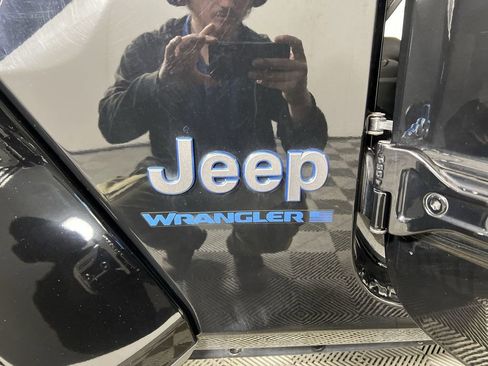 Used 2024 Jeep Wrangler Unlimited w/ Convenience Group AWD/4WD image 28