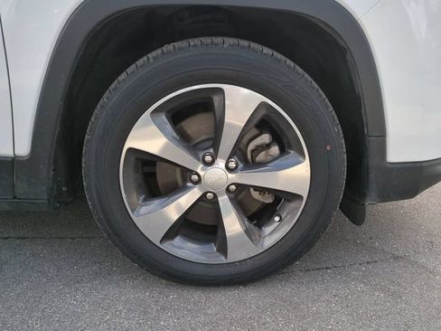 Used 2019 Jeep Cherokee Limited FWD image 11