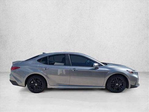 Used 2025 Toyota Camry SE FWD image 4