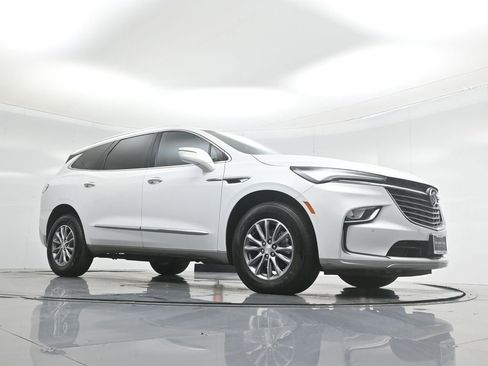 Used 2022 Buick Enclave Essence image 4