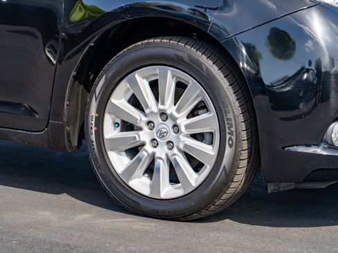 Used 2013 Toyota Sienna XLE w/ Premium Pkg AWD/4WD image 6