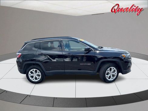 Used 2024 Jeep Compass Latitude AWD/4WD image 2