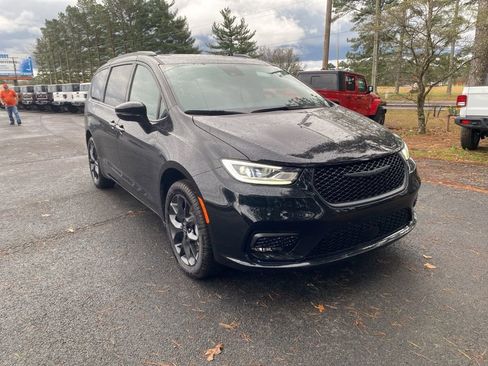 New 2026 Chrysler Pacifica Limited w/ S Appearance Package image 3