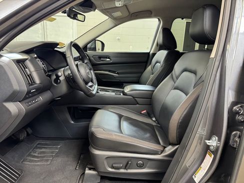 Used 2025 Nissan Pathfinder SL image 11
