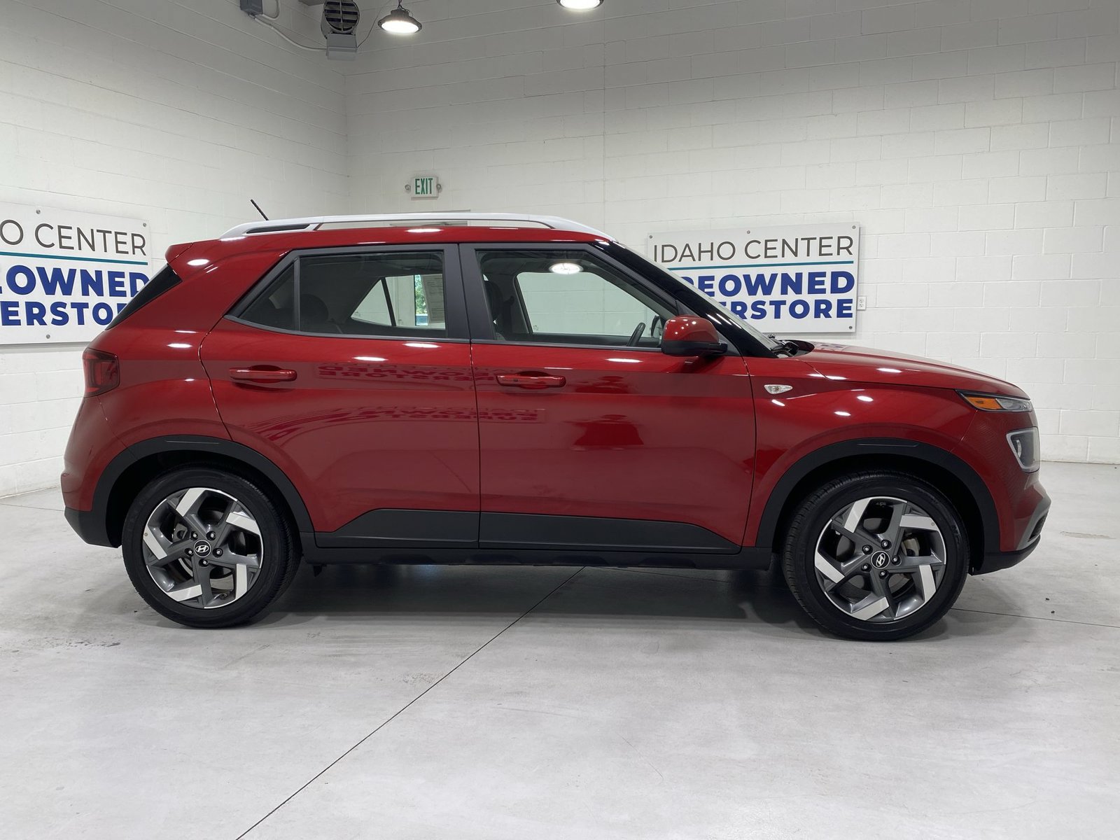 Used 2025 Hyundai Venue SEL FWD image 9