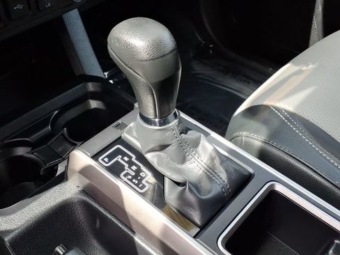 Used 2020 Toyota Tacoma SR5 AWD/4WD image 19