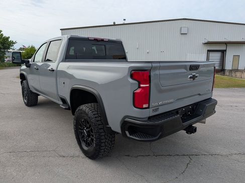 Used 2025 Chevrolet Silverado 2500 ZR2 w/ Technology Package AWD/4WD image 4