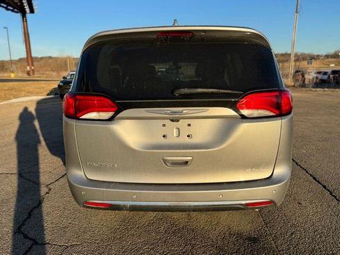 Used 2018 Chrysler Pacifica Touring-L image 15