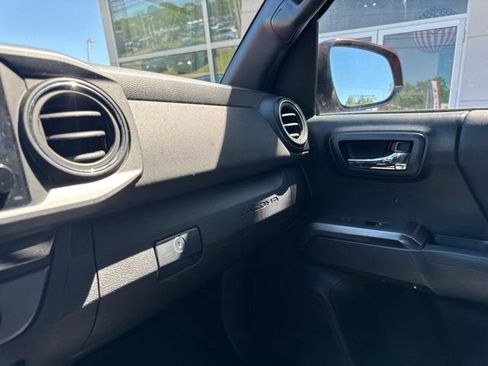 Used 2017 Toyota Tacoma TRD Off-Road w/ Tow Package (A/T) AWD/4WD image 15