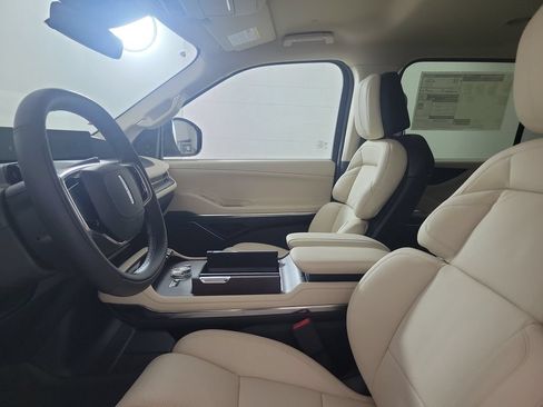 New 2027 Lincoln Navigator Premiere RWD image 18