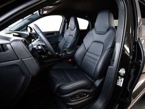 Certified 2025 Porsche Cayenne Turbo GT image 5