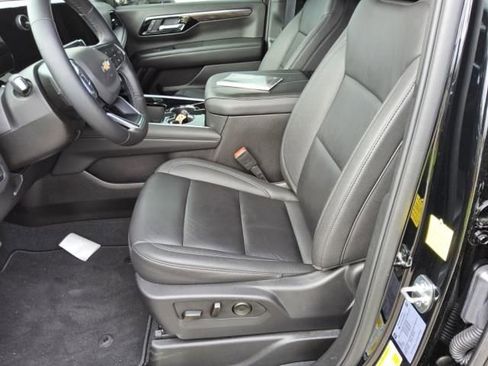 Used 2025 Chevrolet Suburban LT w/ Comfort Package image 6