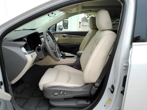 Used 2017 Cadillac XT5 Luxury w/ Driver Awareness Package image 16