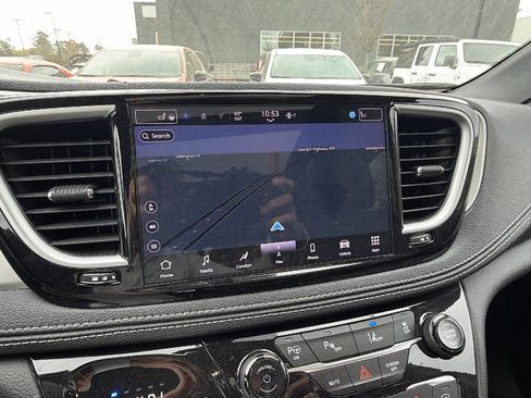 Used 2024 Chrysler Pacifica Premium image 34